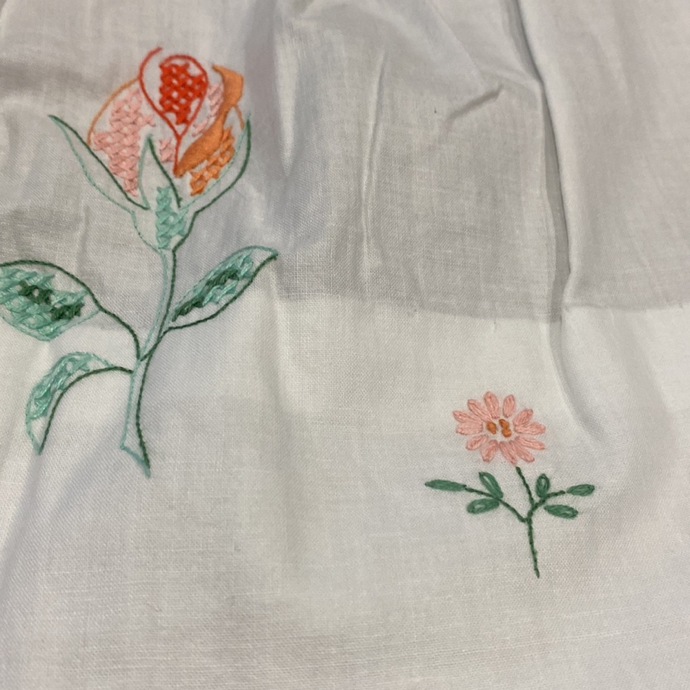 Vintage White Cotton Embroidered Half Apron! - Picture 4 of 8